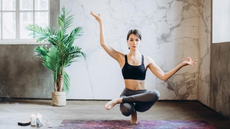 Viparita Karani (Chân lên tường)- Yoga suy giãn tĩnh mạch chân