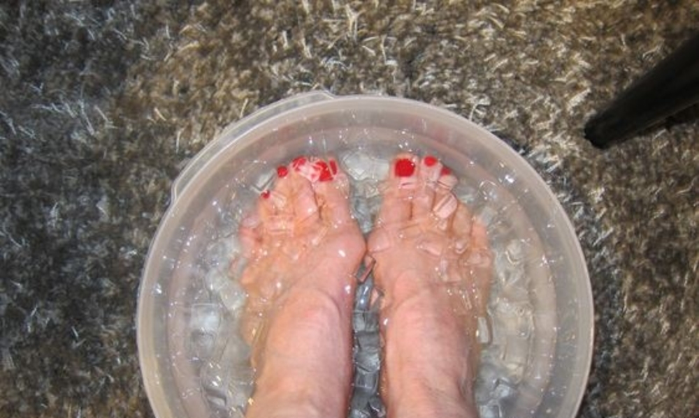 Ngâm chân bằng nước lạnh 12 - 20 độ C